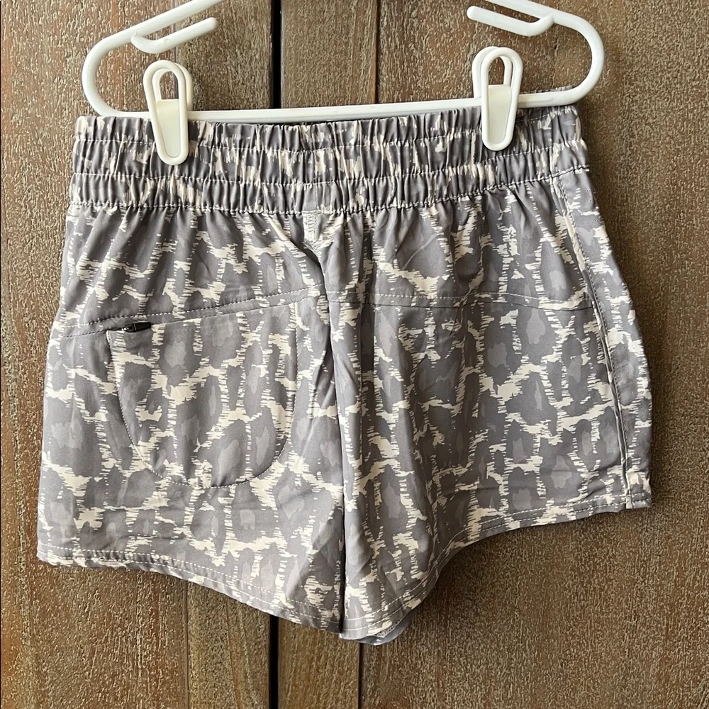 Vuori Women's Gray White Print Athletic Shorts - Picture 3 of 4